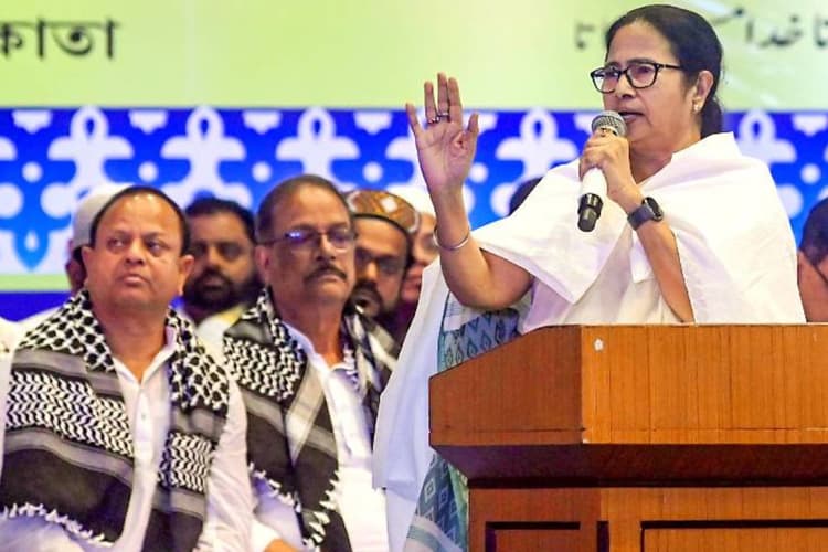 बंगाल : ममता बनर्जी की बड़ी घोषणा, अब इमाम, मुअज्जिन व पुरोहितों के भत्ते में 500 रुपये की हुई वृद्धि