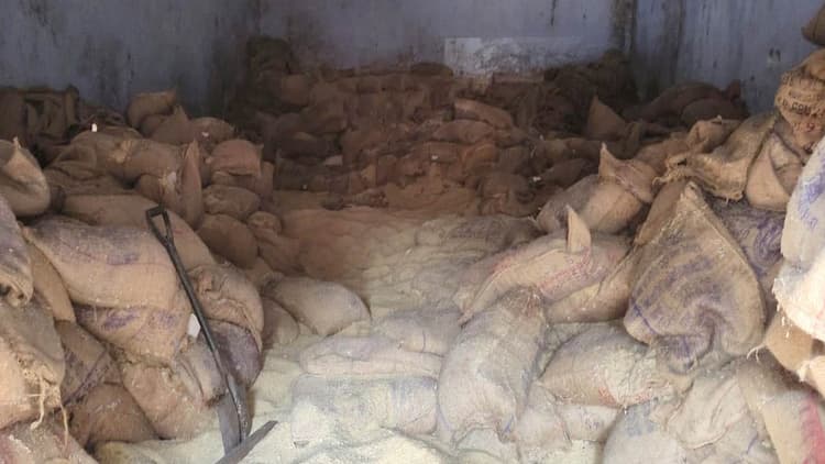 रख-रखाव के अभाव में रामगढ़ के मांडू FCI गोदाम में रखा 300 क्विंटल चावल हुआ खराब, कौन है जिम्मेवार?