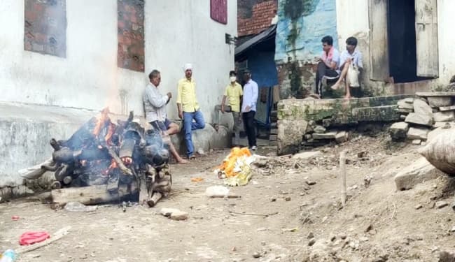 बनारस में गंगा में बाढ़ से मणिकर्णिका व हरिश्चंद्र घाट पर अंतिम संस्कार बंद, श्मशान घाट में तब्दील हुईं गलियां