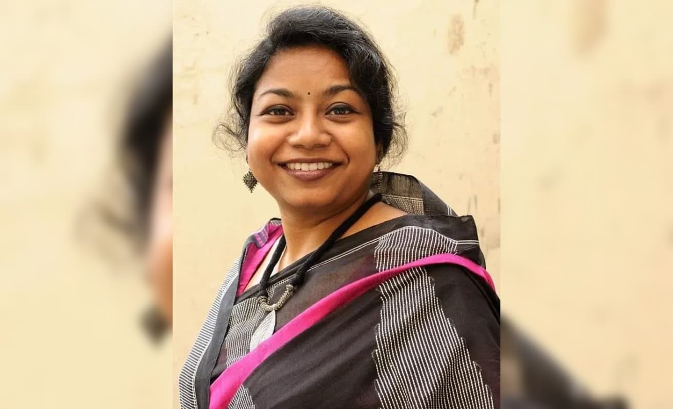 कोरोना की वजह से परीक्षा टालने की सलाह दी, तो आदिवासी महिला प्रोफेसर मरूना मुर्मू को फेसबुक पर कहे जातिवादी अपशब्द कोरोना की वजह से परीक्षा टालने की सलाह दी, तो आदिवासी महिला प्रोफेसर मरूना मुर्मू को फेसबुक पर कहे जातिवादी अपशब्द