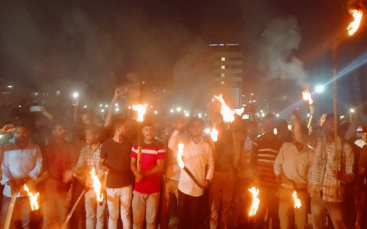 झारखंड में नियोजन नीति के विरोध में छात्रों ने निकाला मशाल जुलूस, कहा- ऐतिहासिक होगा झारखंड बंद