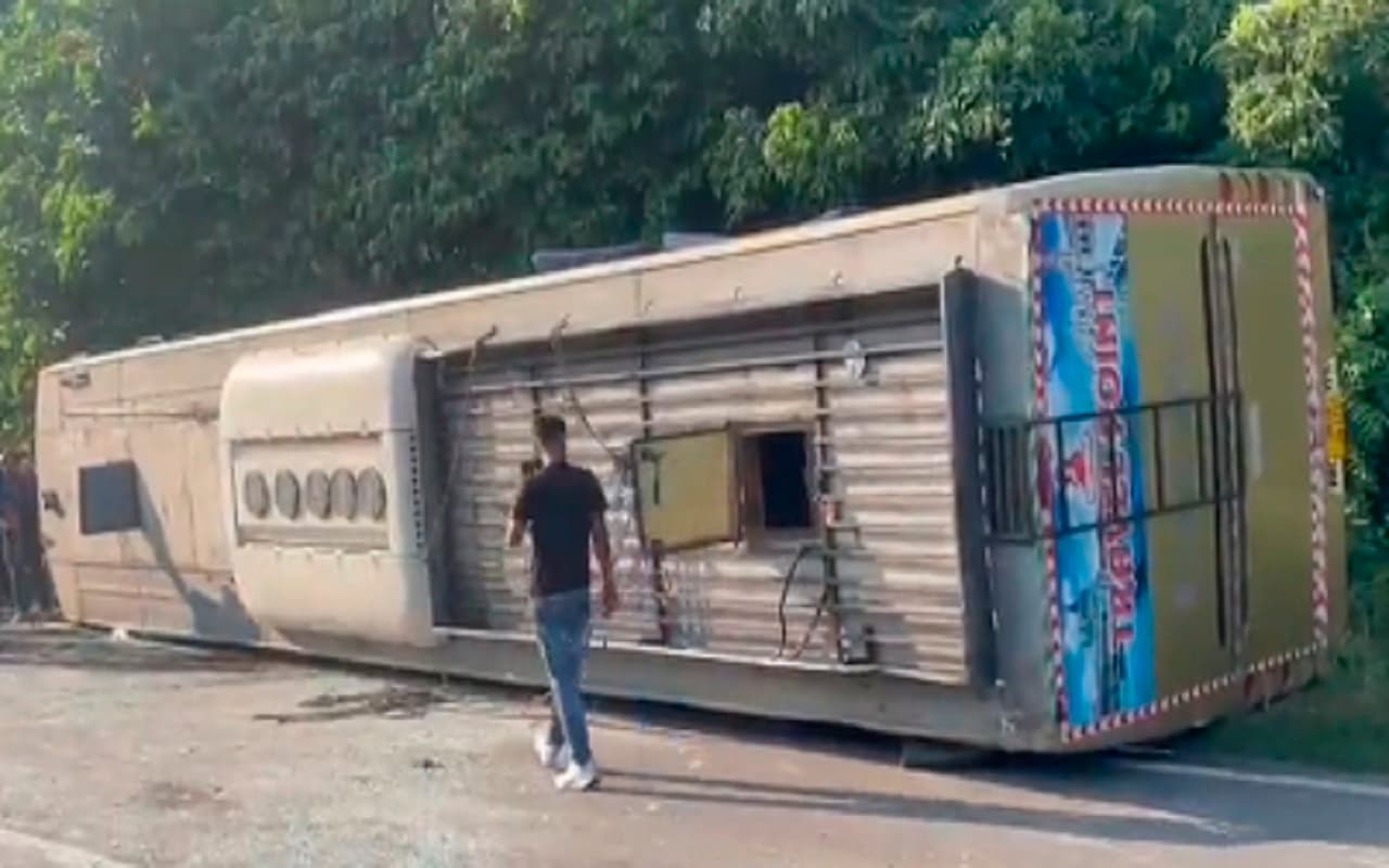 वैष्णो देवी तीर्थयात्रियों से भरी बस दुर्घटनाग्रस्त, एक बच्चे की मौत, 16 लोग घायल