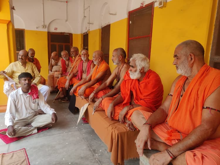 स्वामी अविमुक्तेश्वरानंद के समर्थन में संन्यासियों का मौन व्रत, प्रशासन से की शिवलिंंग पूजने की अपील