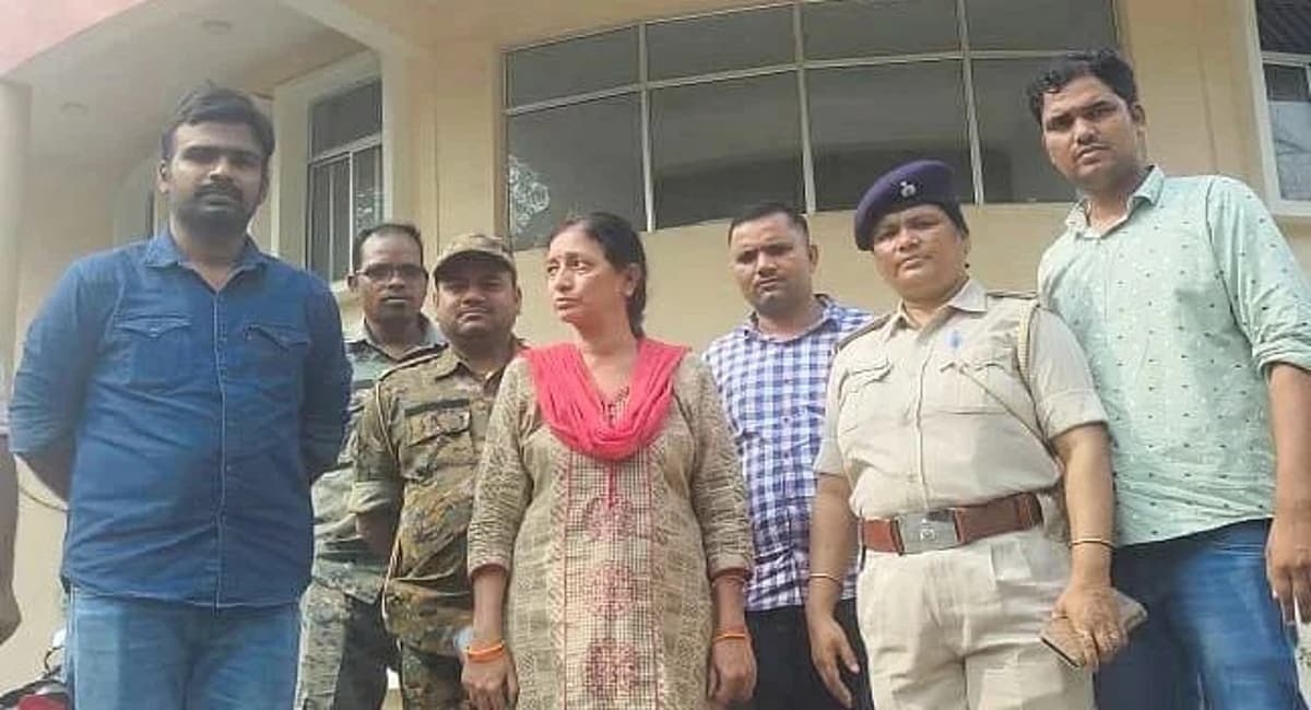 वाराणसी के शाइन सिटी घोटाले का तार धनबाद से जुड़ा, STF की टीम ने महिला आरोपी मीरा श्रीवास्तव को किया गिरफ्तार वाराणसी के शाइन सिटी घोटाले का तार धनबाद से जुड़ा, STF की टीम ने महिला आरोपी मीरा श्रीवास्तव को किया गिरफ्तार