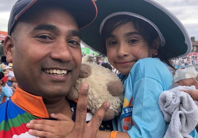 रोहित शर्मा ने 6 साल की मीरा साल्वी से मुलाकात कर दी चॉकलेट, छक्के से बच्ची को लगी थी चोट, PHOTOS VIRAL