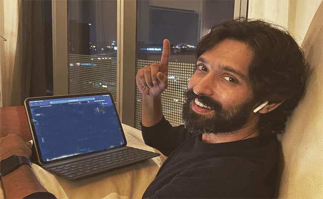 एडल्ट फिल्म देखते पकड़े गए थे Vikrant Massey, कमरे में आ गई थी मौसी और फिर बबलू भैया . . .