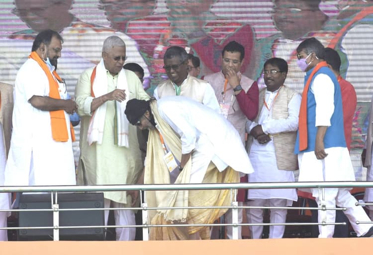 PM Modi Brigade Rally: पीएम मोदी के मंच पर किसके पैर छू रहे हैं बंगाल के लाल मिथुन चक्रवर्ती