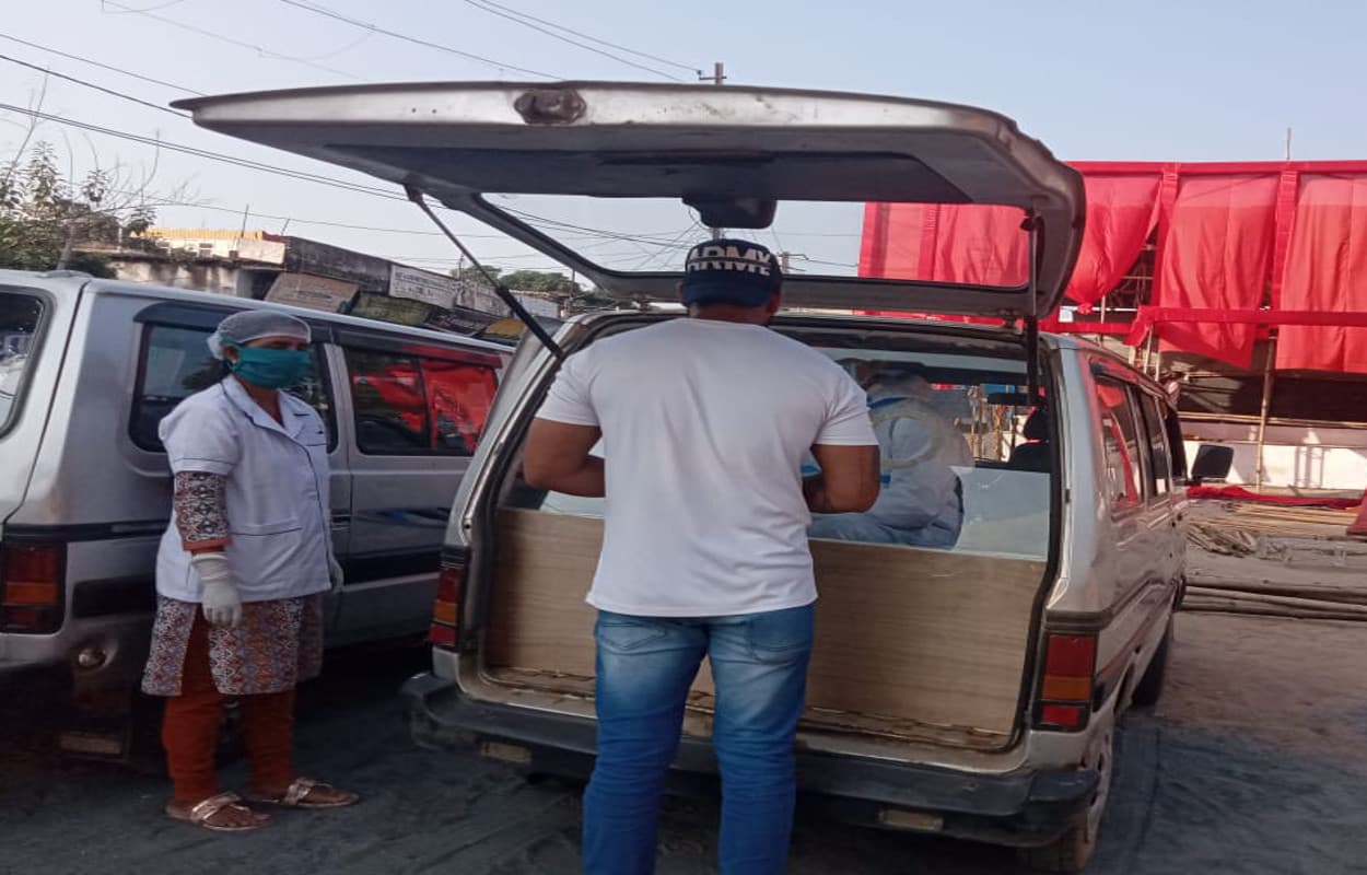 पूजा पंडाल में कार्यरत मजदूर और समिति सदस्यों की हुई कोरोना जांच, जानें क्या आयी रिपोर्ट