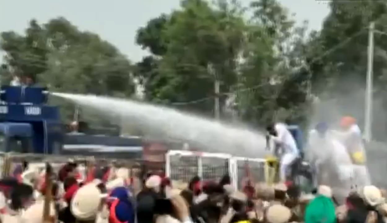 पंजाब में बिजली संकट को लेकर सड़क पर संग्राम : 'आप' ने मोहाली में कैप्टन अमरिंदर सिंह के फार्म हाउस पर किया प्रदर्शन, पुलिस ने छोड़ी पानी की बौछारें