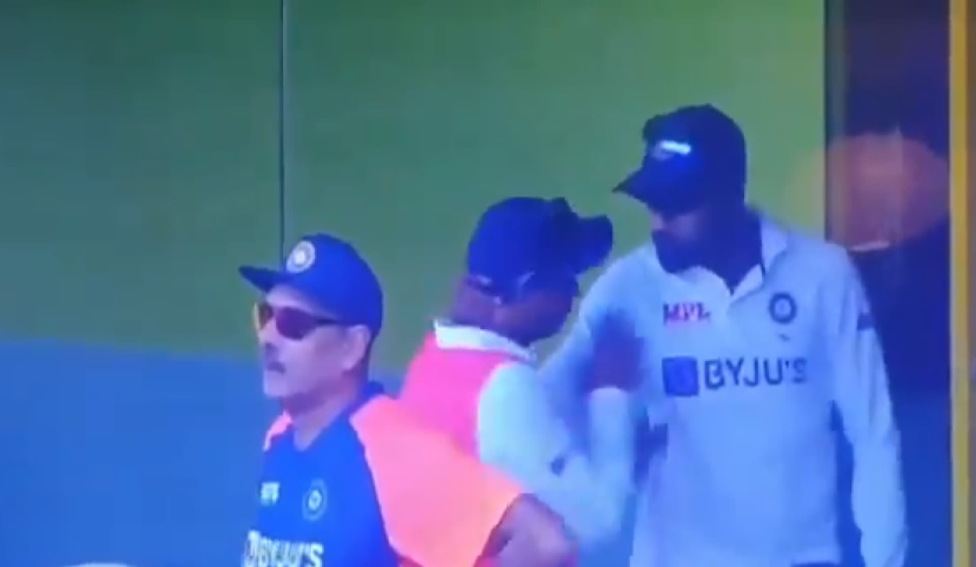 IND vs ENG : मोहम्मद सिराज ने क्यों दबोची कुलदीप यादव की गर्दन, आखिर क्या है मामला, देखें VIDEO IND vs ENG : मोहम्मद सिराज ने क्यों दबोची कुलदीप यादव की गर्दन, आखिर क्या है मामला, देखें VIDEO