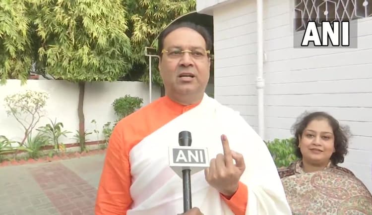 UP Fourth Phase Voting: भगवा कुर्ते में वोट डालने पहुंचे मंत्री मोहसिन रजा, बोले- सरकार बनना तय