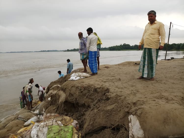 महानंदा उफान पर, जलस्तर बढ़ने से स्पर 15 का नोज ध्वस्त, बाढ़ का खतरा