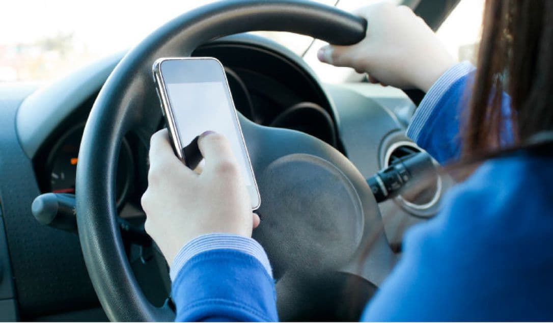 Motor Vehicle Act New Rules : गाड़ी चलाते समय ऐसे कर सकेंगे मोबाइल फोन का इस्तेमाल, 1 अक्टूबर से लागू हो रहे नये नियम