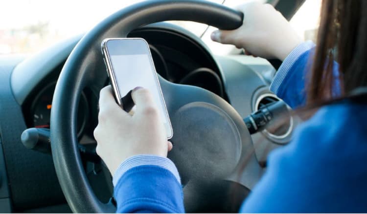 Motor Vehicle Act New Rules : गाड़ी चलाते समय ऐसे कर सकेंगे मोबाइल फोन का इस्तेमाल, 1 अक्टूबर से लागू हो रहे नये नियम