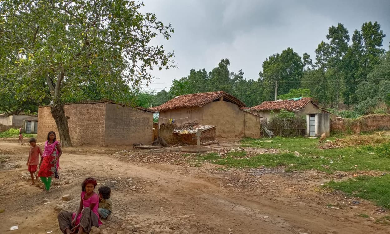 पीएम आदर्श ग्राम मोतरा का हाल बेहाल, आज भी झुग्गियों में रहने को मजबूर हैं ग्रामीण