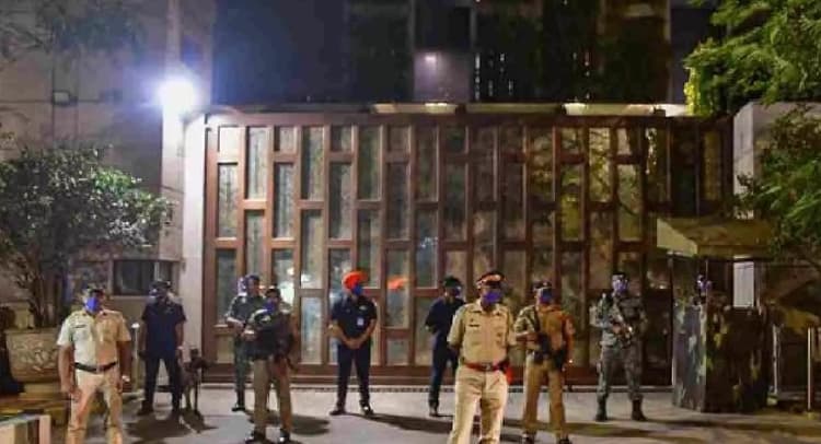 Antilia: गुजरात के टैक्सी ड्राइवर को पुलिस ने बुलाया, मुकेश अंबानी के घर के बाहर आखिर क्या हुआ जानें