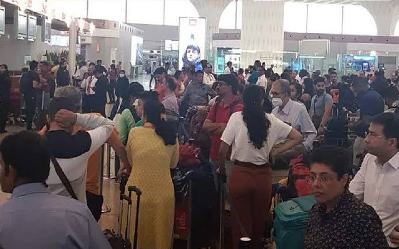मुंबई इंटरनेशनल एयरपोर्ट का सर्वर 40 से 50 मिनट तक रहा डाउन, उड़ानें प्रभावित, यात्रियों को भारी परेशानी