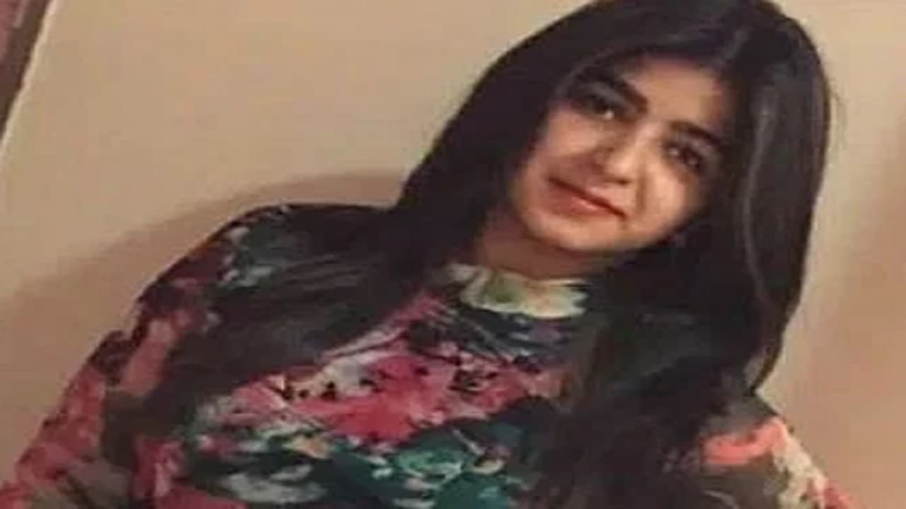 महाराष्ट्र के डिप्टी सीएम की पत्नी को ब्लैकमेल करने के आरोप में डिजाइनर गिरफ्तार, जानिए कौन है अनिक्षा