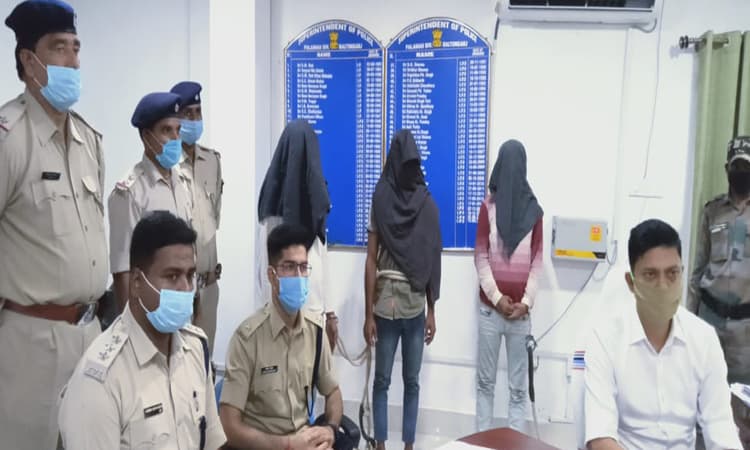 पलामू के मुरारी ज्वेलरी लूटकांड मामले में 4 आरोपी गिरफ्तार, एक किलो चांदी समेत करीब 3 लाख रुपये बरामद