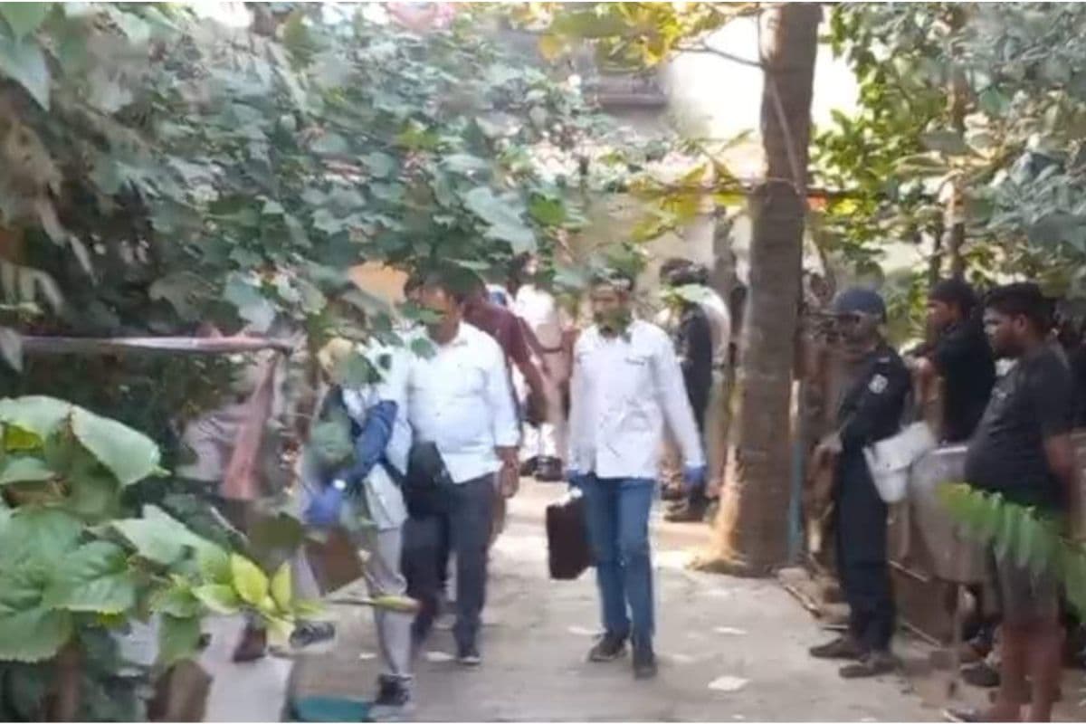 Photos : पानागढ़ में दिन दहाड़े एक ही परिवार के तीन लोगों की हुई हत्या, जांच में जुटी पुलिस