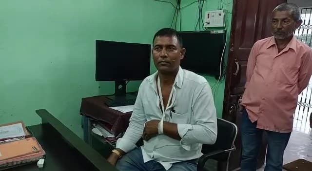 Muzaffarpur News : मुजफ्फरपुर का मोतिपुर प्रखंड कार्यालय बना रणक्षेत्र, मुखिया ने कर्मी की कर दी पिटाई