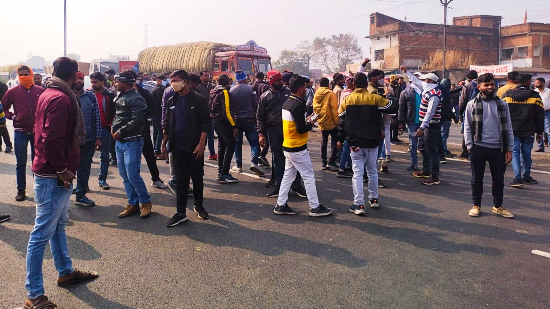 नियोजन नीति का विरोध: विधानसभा घेरने जा रहे छात्रों को रामगढ़ में रोका, हुआ बवाल, NH-33 घंटों जाम