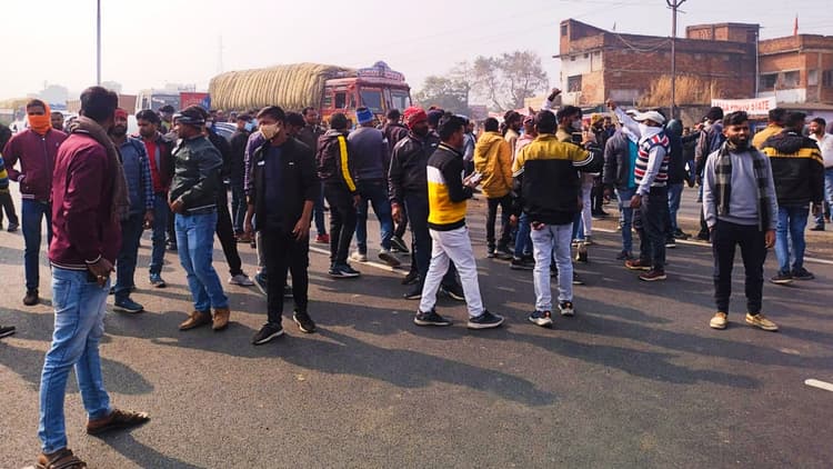 नियोजन नीति का विरोध: विधानसभा घेरने जा रहे छात्रों को रामगढ़ में रोका, हुआ बवाल, NH-33 घंटों जाम