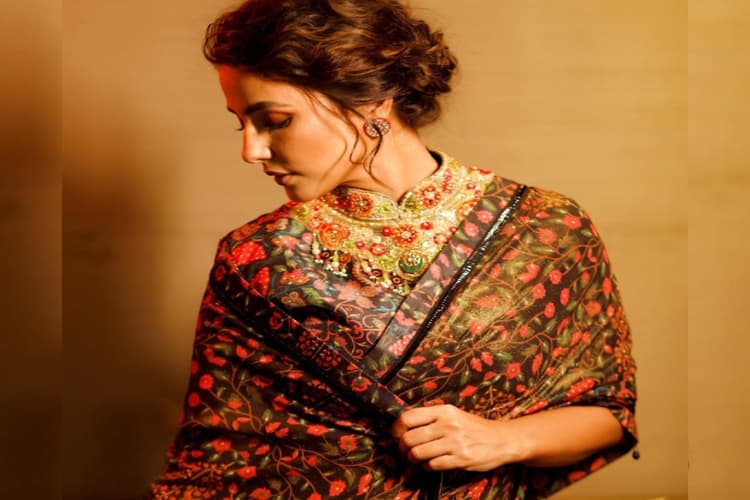 Hina Khan ने ब्लैक एंड रेड फ्लोरल प्रिंटेड साड़ी में दिलाई Rekha की याद, सिर्फ इतनी कीमत की है आउटफिट