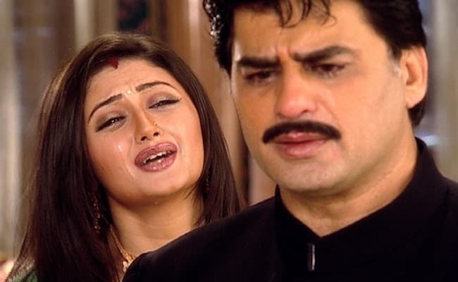 Naagin फेम Rashmi Desai के पिता की भूमिका निभा चुके हैं Dilip Kumar के भतीजे, Madhuri Dixit संग किया है काम