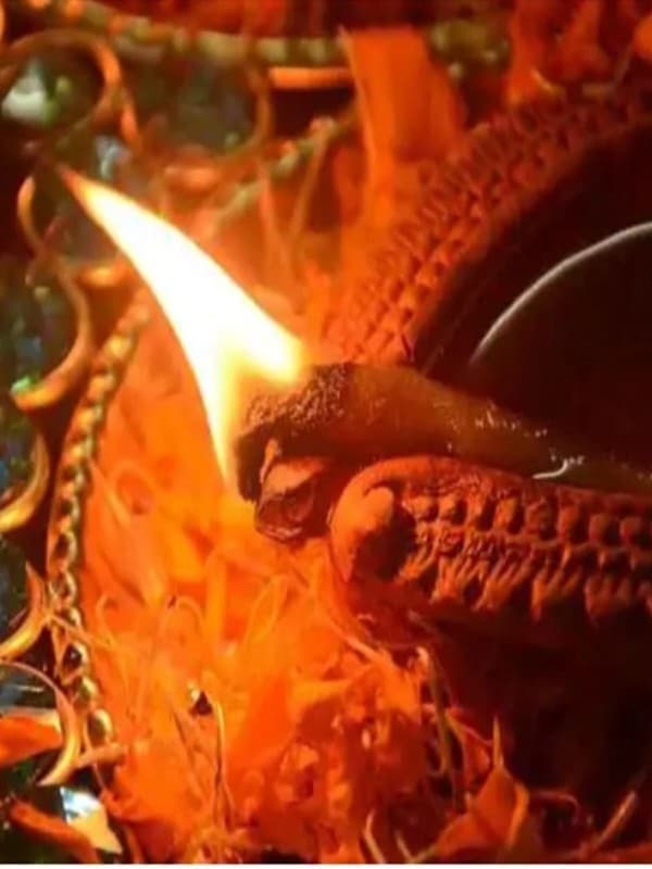 दीपदान और पितृ दीपावली कब है, त्रयोदशी तिथि को करें पितरों के निमित्त दीपदान