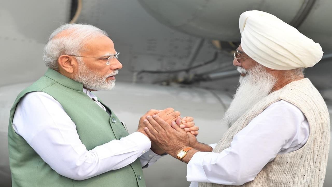 PM मोदी ने की राधा स्वामी सत्संग डेरा प्रमुख से मुलाकात, जानिए हिमाचल चुनाव से क्या है कनेक्शन? PM मोदी ने की राधा स्वामी सत्संग डेरा प्रमुख से मुलाकात, जानिए हिमाचल चुनाव से क्या है कनेक्शन?