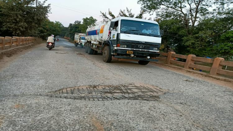 Jharkhand News: लोहरदगा-गुमला मार्ग पर नवडीहा पुल डेंजर जोन बना, CM हेमंत सोरेन ने दिये मरम्मत का निर्देश