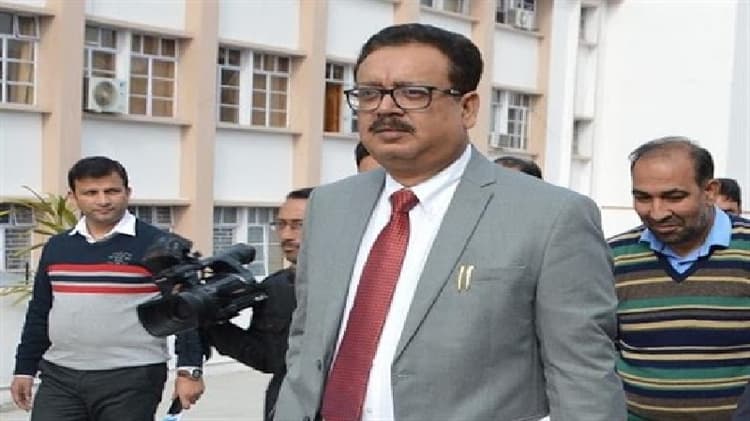 कश्मीर में जमीन खरीदनेवाले पहले आइएएस नवीन चौधरी के दरभंगा समेत 14 ठिकानों पर सीबीआई का छापा