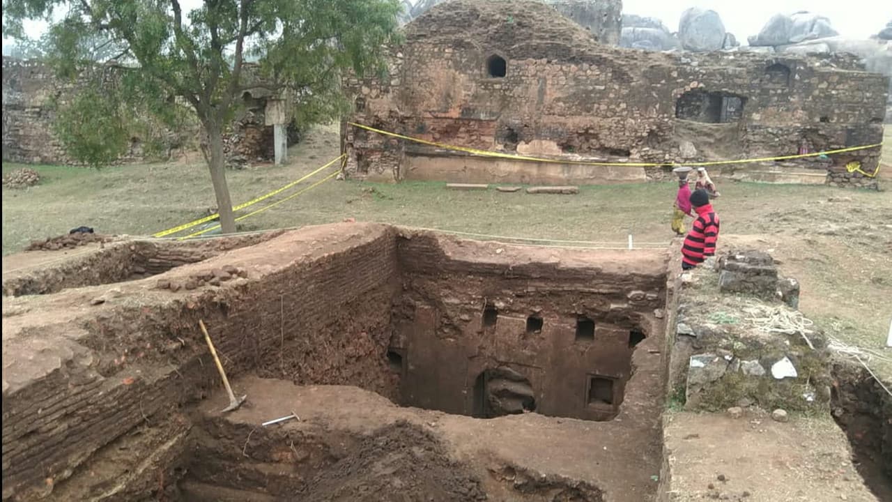 नवरत्नगढ़ की खुदाई से और मिले खुफिया भवन, जमीन के अंदर मिले नक्काशीदार खिड़की और दरवाजे, देखें Pics नवरत्नगढ़ की खुदाई से और मिले खुफिया भवन, जमीन के अंदर मिले नक्काशीदार खिड़की और दरवाजे, देखें Pics