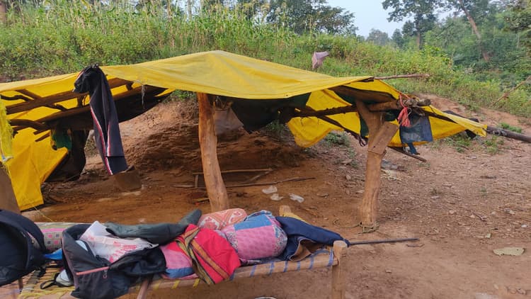 Jharkhand Naxal News: झारखंड में भारी बारिश के बीच Police-Naxal Encounter, नक्सली कैंप ध्वस्त, सामान जब्त