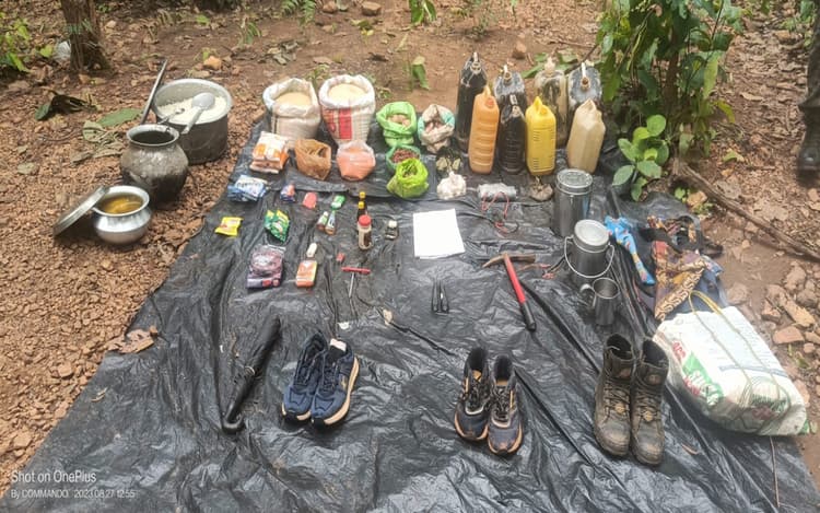 पश्चिमी सिंहभूम के कराईकेला के जंगलों में सुरक्षाबलों ने नक्सली कैंप किया ध्वस्त, कई सामान बरामद