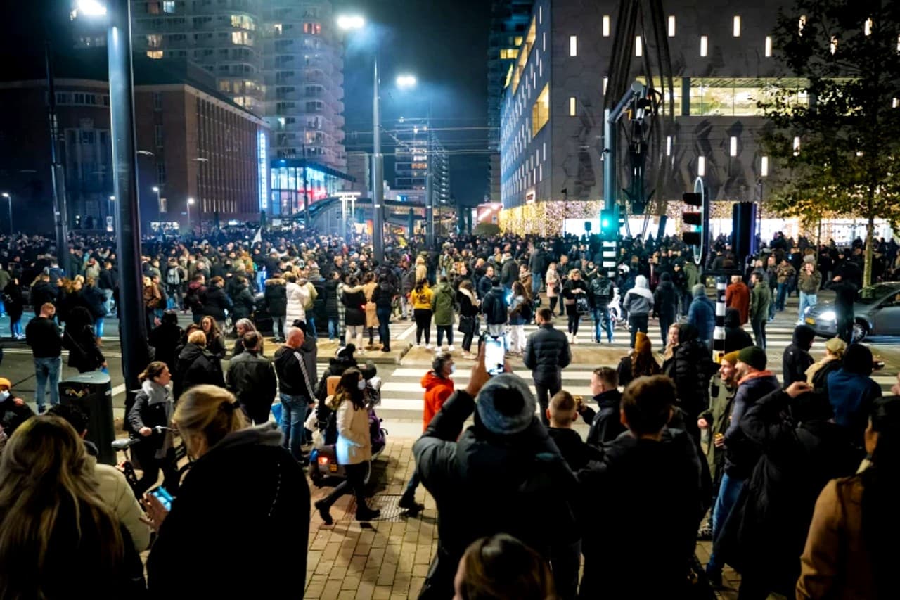 कोरोना वायरस संबंधी नये नियमों के खिलाफ नीदरलैंड में प्रदर्शन, हिंसा