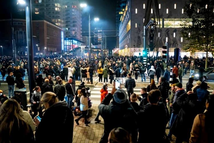 कोरोना वायरस संबंधी नये नियमों के खिलाफ नीदरलैंड में प्रदर्शन, हिंसा