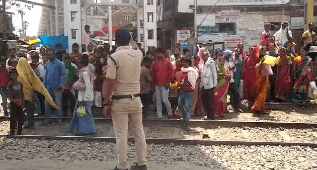पटना में दादी के साथ स्कूल से लौट रहे थे दोनों बच्चे, ट्रेन से कटकर तीनों की मौत पटना में दादी के साथ स्कूल से लौट रहे थे दोनों बच्चे, ट्रेन से कटकर तीनों की मौत