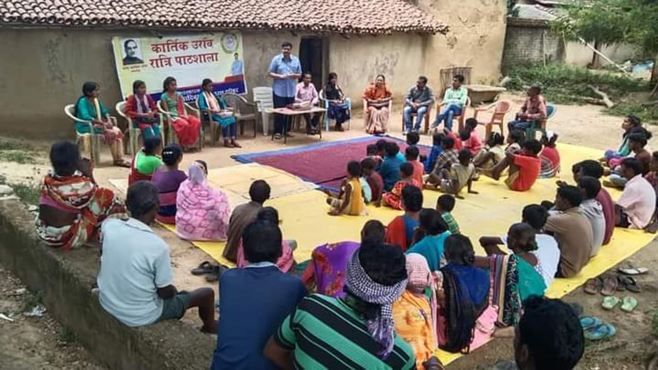 गरीब बच्चों को पढ़ाने की जिद : रांची, लोहरदगा एवं गुमला में रात्रि पाठशाला की संख्या 102 हुई