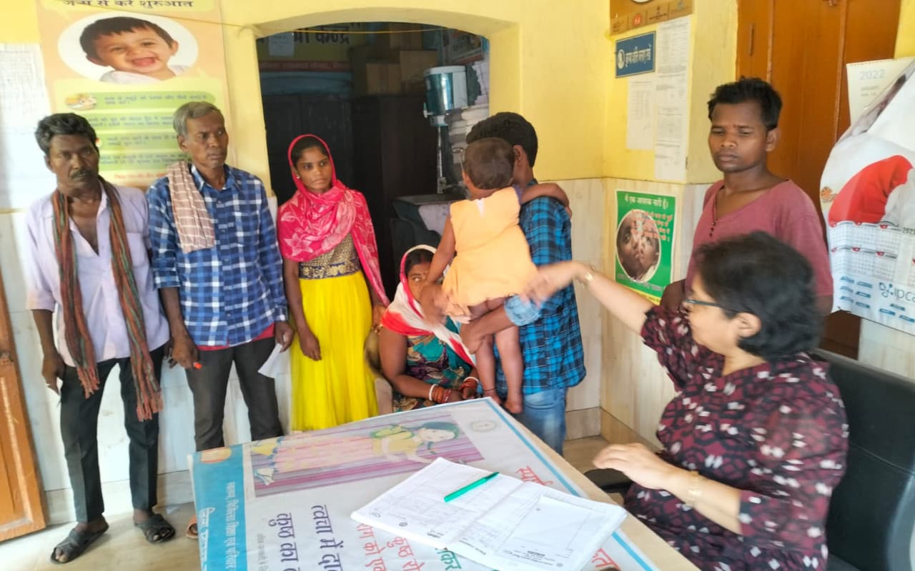 निरसा सीएचसी के चार चिकित्सक व 22 कर्मियों का लिया गया सैंपल