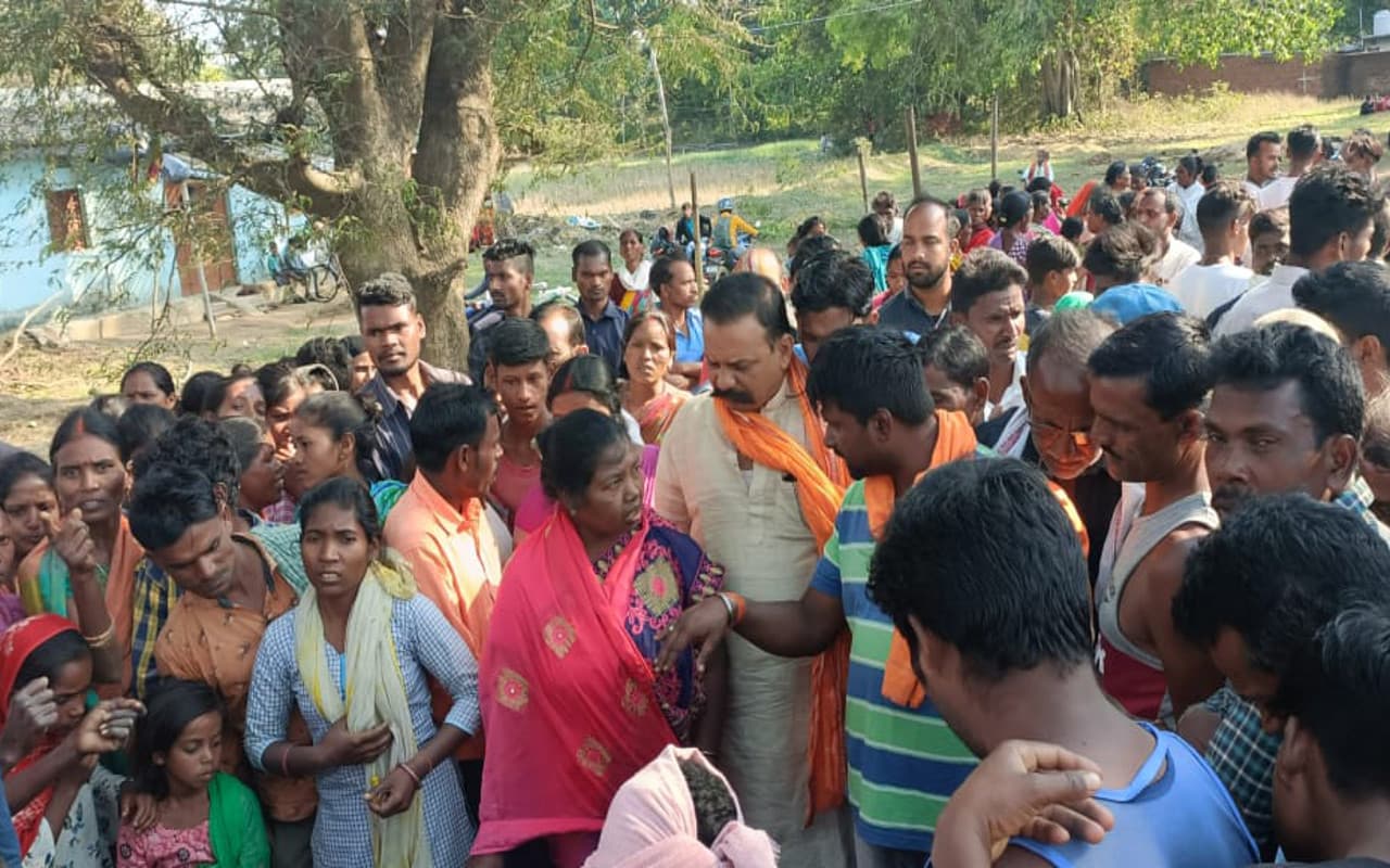 झारखंड : लोहरदगा में साइकिल से घर लौट रहे पिता-पुत्र की सड़क हादसे में मौत, गुस्साए लोगों ने रोड जाम किया