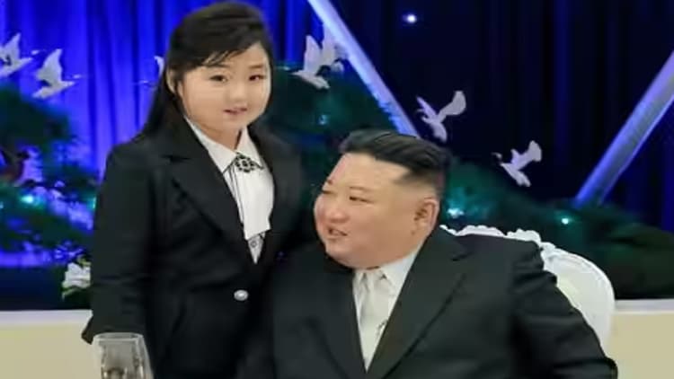 किम-जोंग उन की बेटी की तस्वीर देख नार्थ कोरियाई हो रहे हैरान! रिपोर्ट में दावा- लोगों में बढ़ रही नाराजगी