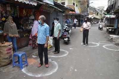 कोविड के निर्देशों का पालन नहीं करनेवाले 12 दुकानदारों को नोटिस