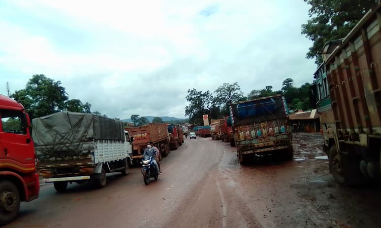 निर्धारिट रूट का उल्लंघन कर खनिज लदे ट्रकों की आवाजाही से बड़ाजामदा- नोवामुंडी में घंटों लगता जाम, लोग परेशान