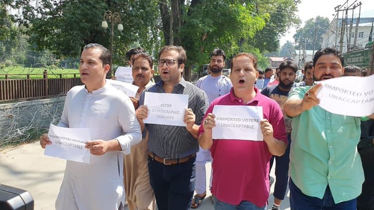 जम्मू-कश्मीर में बाहरी लोगों को वोटर लिस्ट में शामिल करने के खिलाफ PDP का विरोध, श्रीनगर में प्रदर्शन
