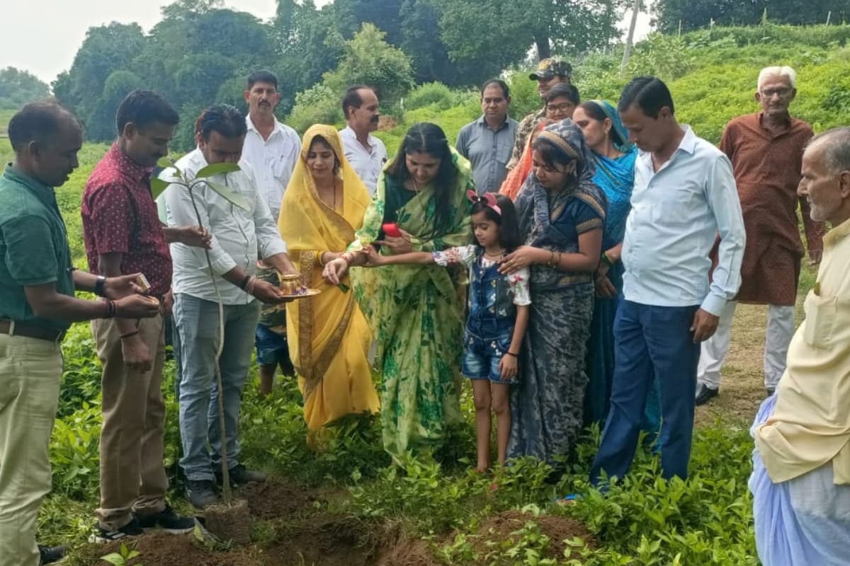 झारखंड:बालेश्वर सिंह की स्मृति में पौधरोपण, मेदिनीनगर की निवर्तमान मेयर अरुणा शंकर बोलीं,शहीदों का करें सम्मान