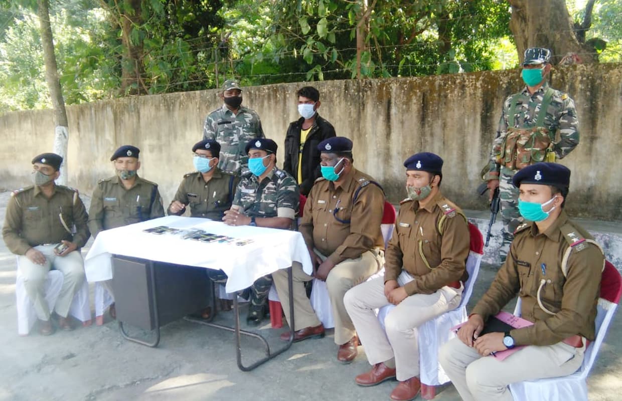 Jharkhand Naxal News: गुमला-खूंटी पुलिस को मिली बड़ी सफलता, एक लाख का इनामी एरिया कमांडर गिरफ्तार Jharkhand Naxal News: गुमला-खूंटी पुलिस को मिली बड़ी सफलता, एक लाख का इनामी एरिया कमांडर गिरफ्तार