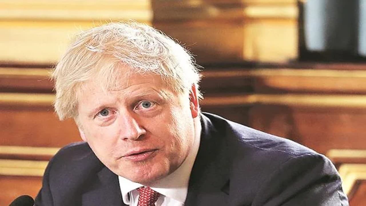 दो मंत्रियों के इस्तीफे के बाद संकट में फंसी ब्रिटेन की सरकार, प्रधानमंत्री जॉनसन पर भी बन रहा दबाव