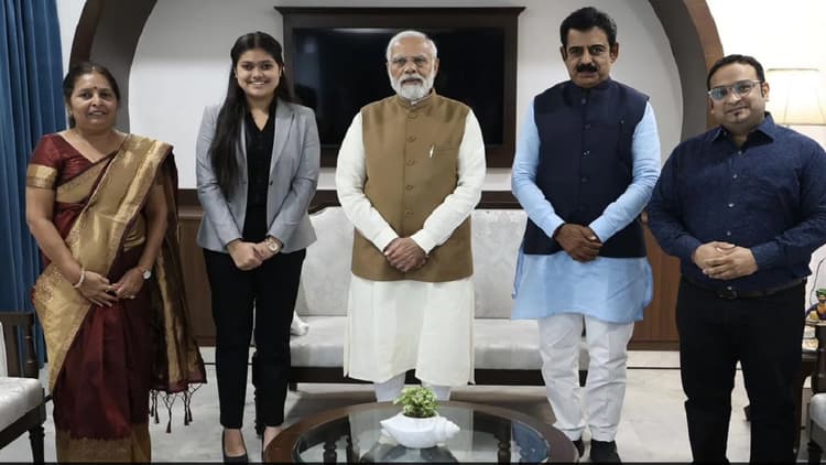 मैं मुख्य न्यायाधीश बनना चाहती हूं, मेधावी छात्रा से बोले PM मोदी- सुप्रीम कोर्ट जाकर वकीलों की दलील सुना करो